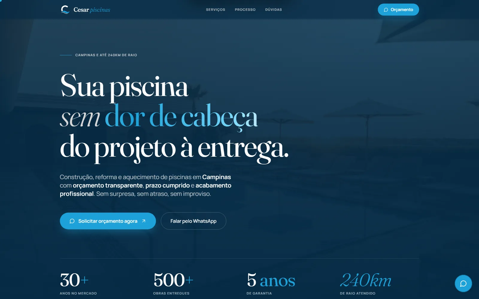 Página inicial do site da Cesar Piscinas, com piscina ao entardecer e chamada para solicitar orçamento